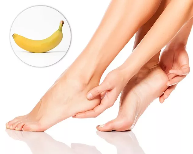 فوائد قشرة الموز في ترطيب القدمين وعلاج تشققاتها
