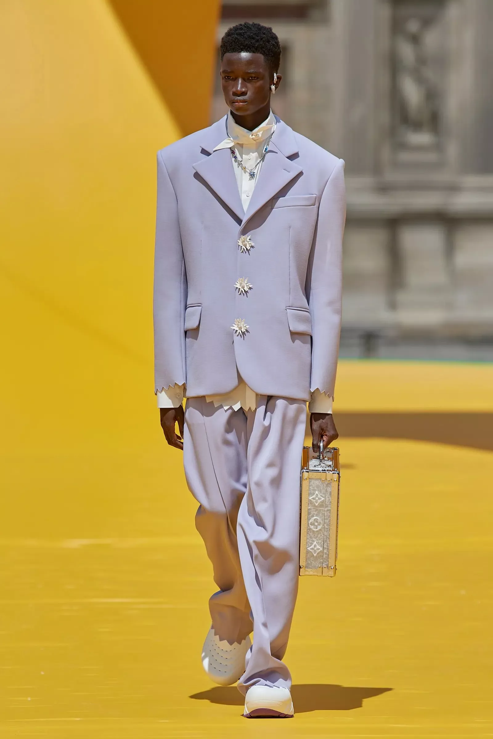 Louis Vuitton تقدّم مجموعتها الرجالية لربيع وصيف 2023 في عرض مميّز، تكريماً للراحلVirgil Abloh