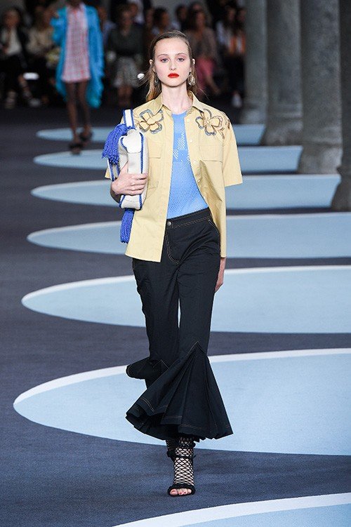 عرض أزياء Marco De Vincenzo لربيع 2018، خلال أسبوع الموضة في ميلانو