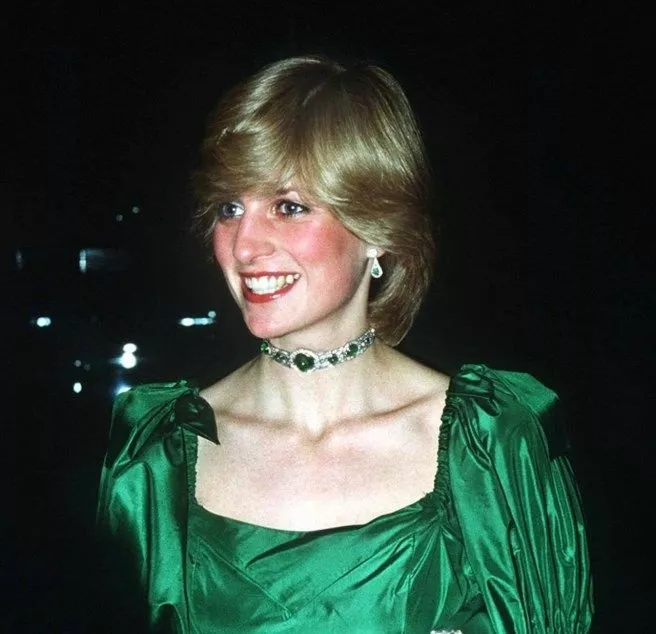 كيت ميدلتون بفستان أخضر مستأجر ومجوهرات الأميرة ديانا في حفل توزيع جوائز إيرث شوت 2022