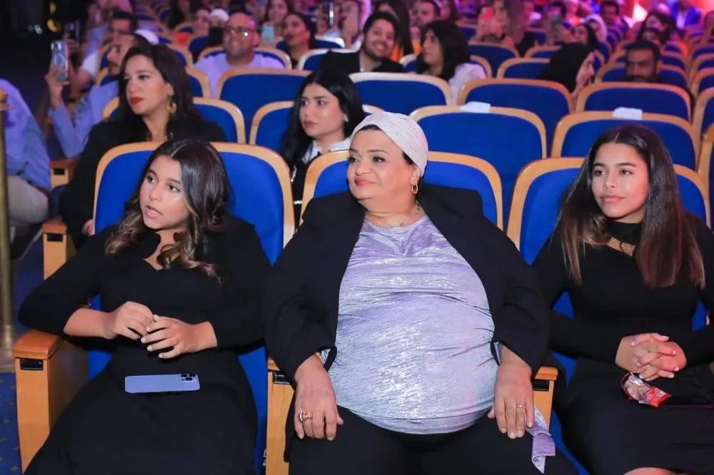 بإطلالة أنثوية، شيرين عبد الوهاب تحيي حفلاً في مصر، والجمهور يحتفل معها بعيد ميلادها!