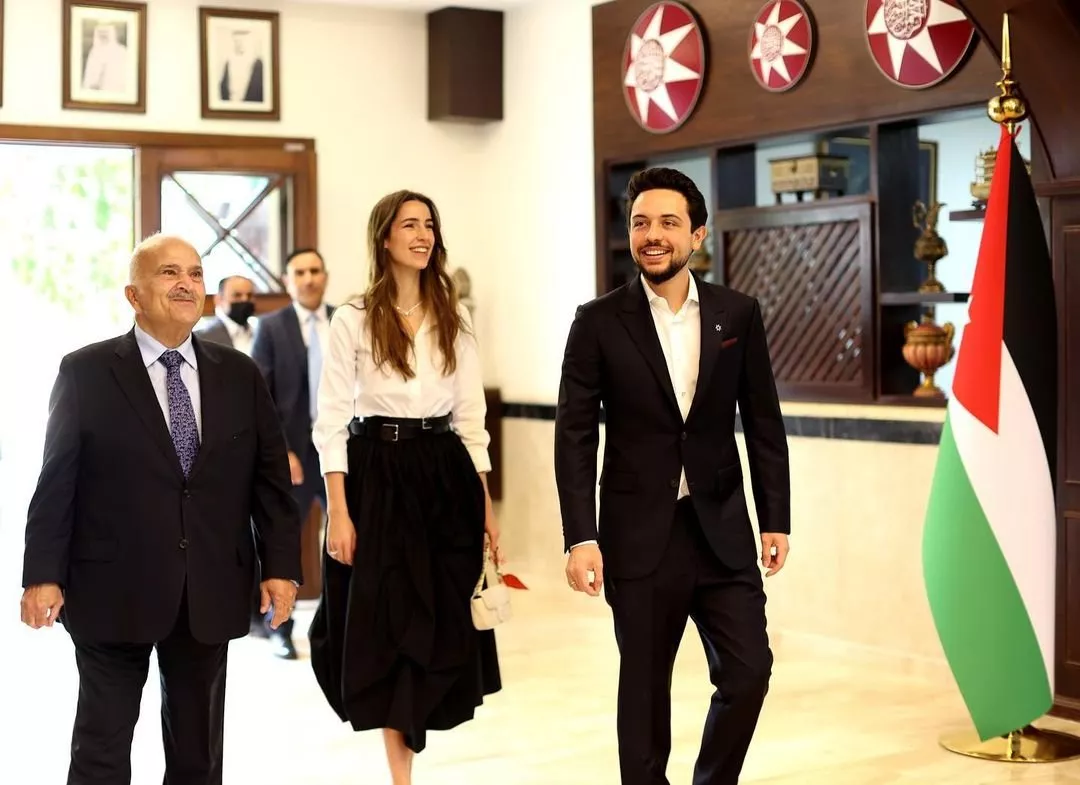 الأمير الحسين مع خطيبته رجوة في أوّل جولة رسمية لهما، وقلادتها تحمل معنى عاطفي مميّز!