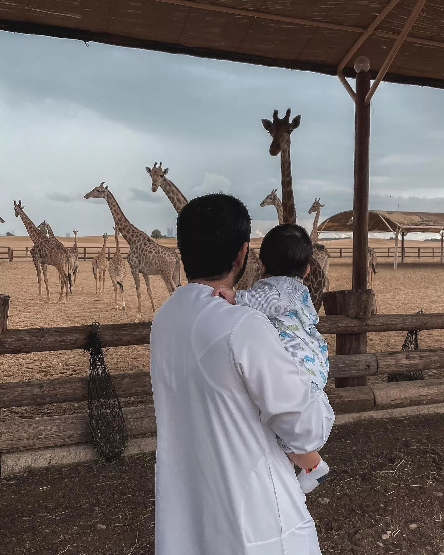 الشيخ حمدان يتشارك حبّه للطبيعة مع توأمه في أجدد صور معهما