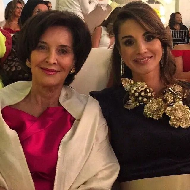 الملكة رانيا تعايد والدتها بمناسبة عيد الأم 2022 بصورة مميزة!