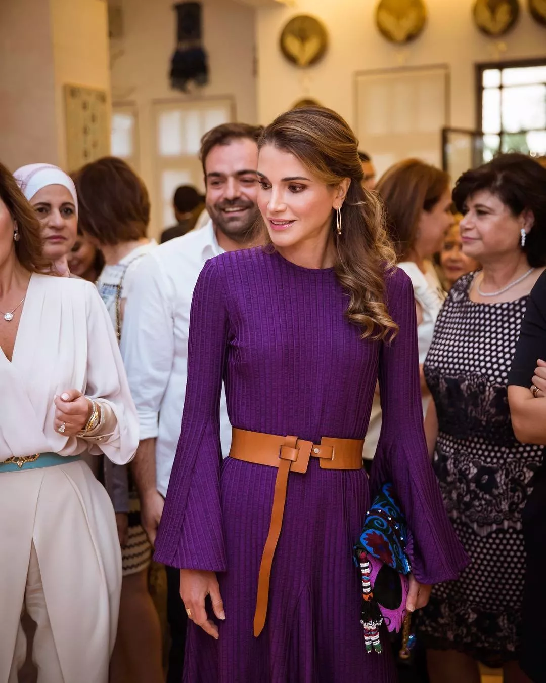 الملكة رانيا في معرض الحرف اليدوية: إطلالة دافئة وحقيبة ملفتة
