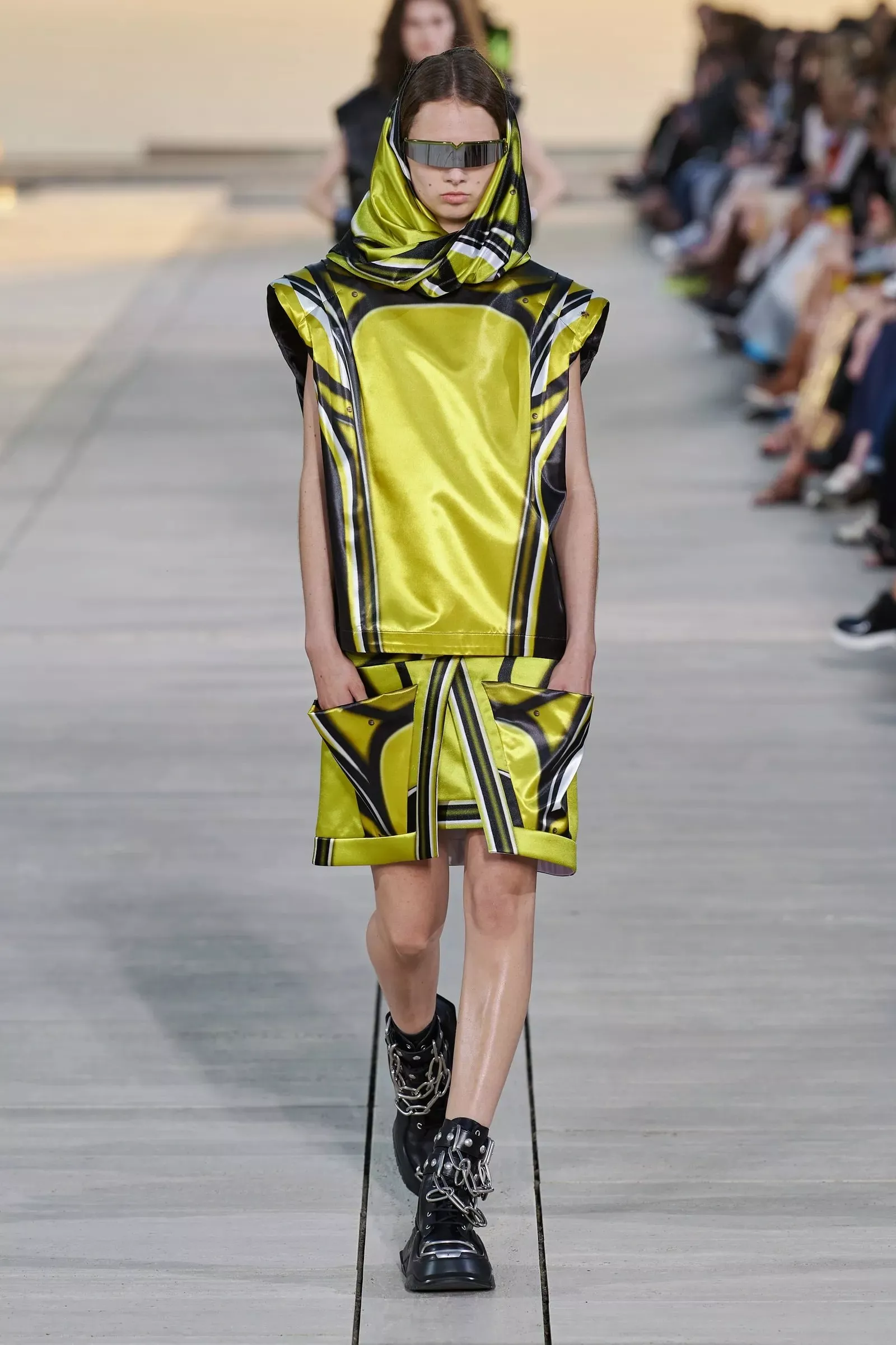 مجموعة Louis Vuitton التحضيرية لربيع 2023: تشكيلة تحتفي بالمرأة المحاربة والقوية