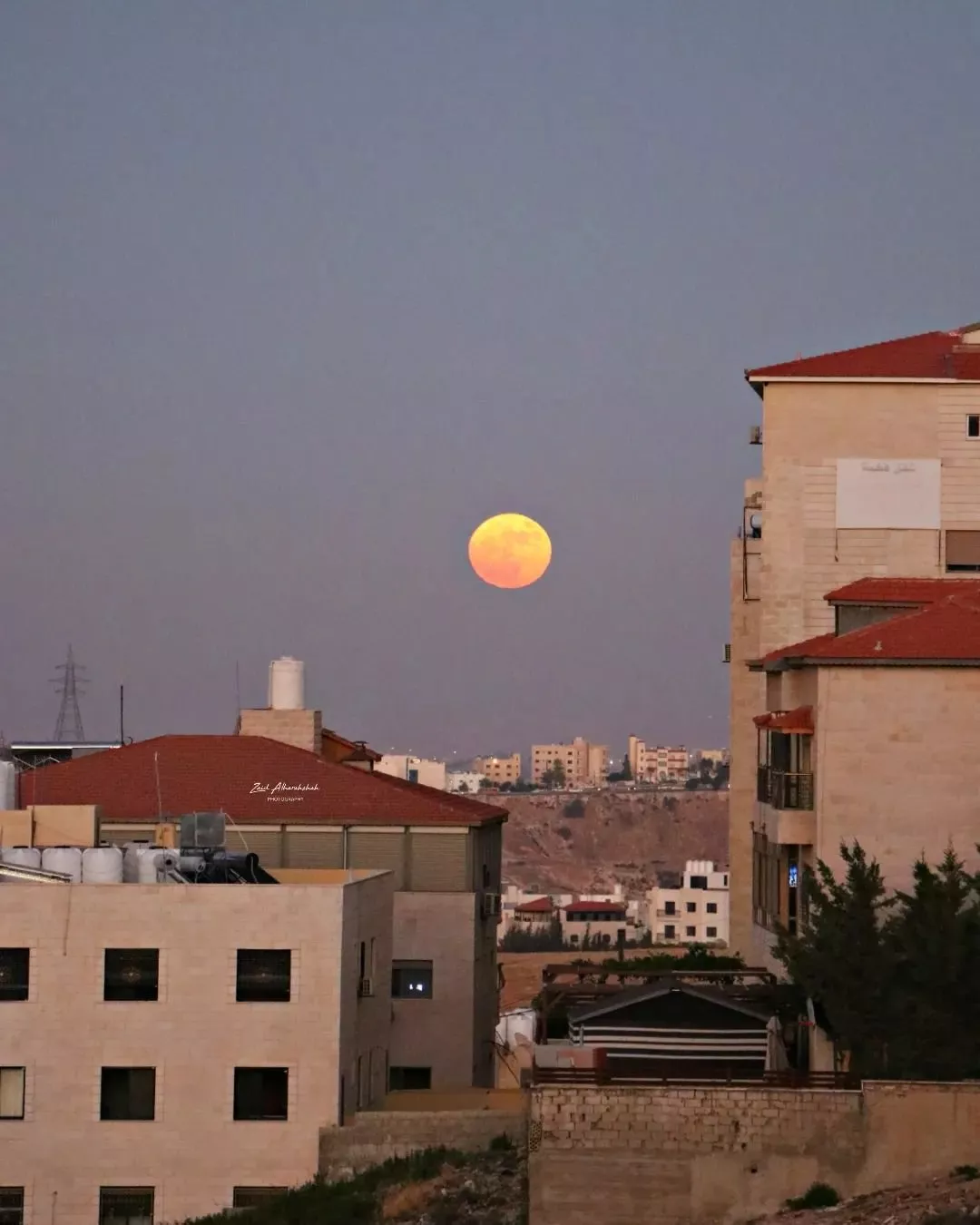 القمر العملاق ينير سماء الدول العربية والعالم... وهذه هي أجمل الصور له
