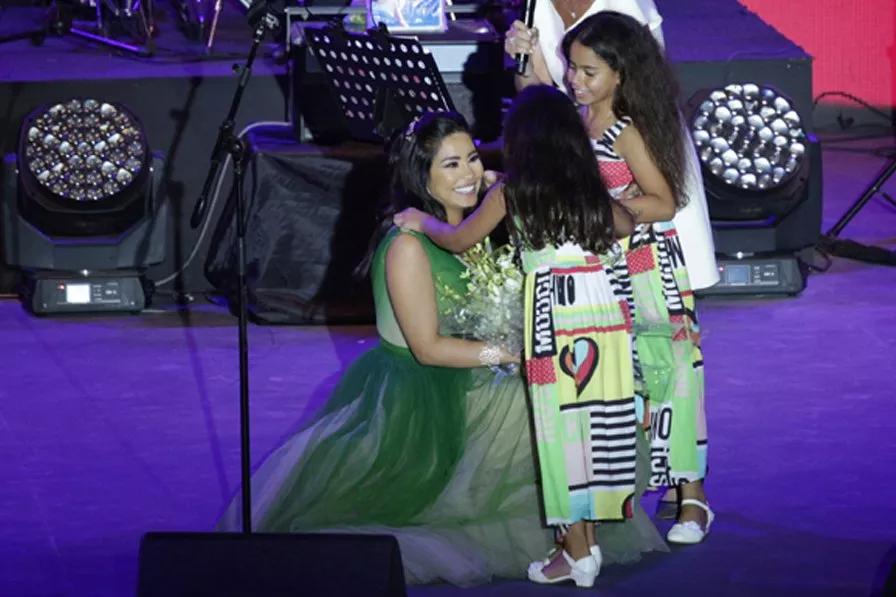 شيرين عبد الوهاب في مهرجان غنائي لبنانيّ: قصّة حبّ مع فستان الأميرات تنتهي في فخّ التكرار!