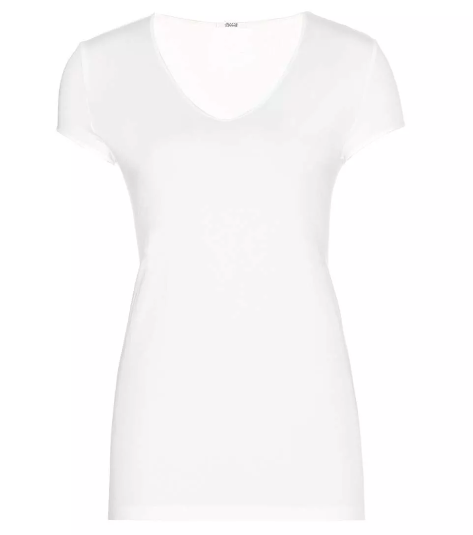 ارتدي القميص الأبيض تحت الفستان ذات حمّالات الكتف الرفيعة لإطلالة عصريّة