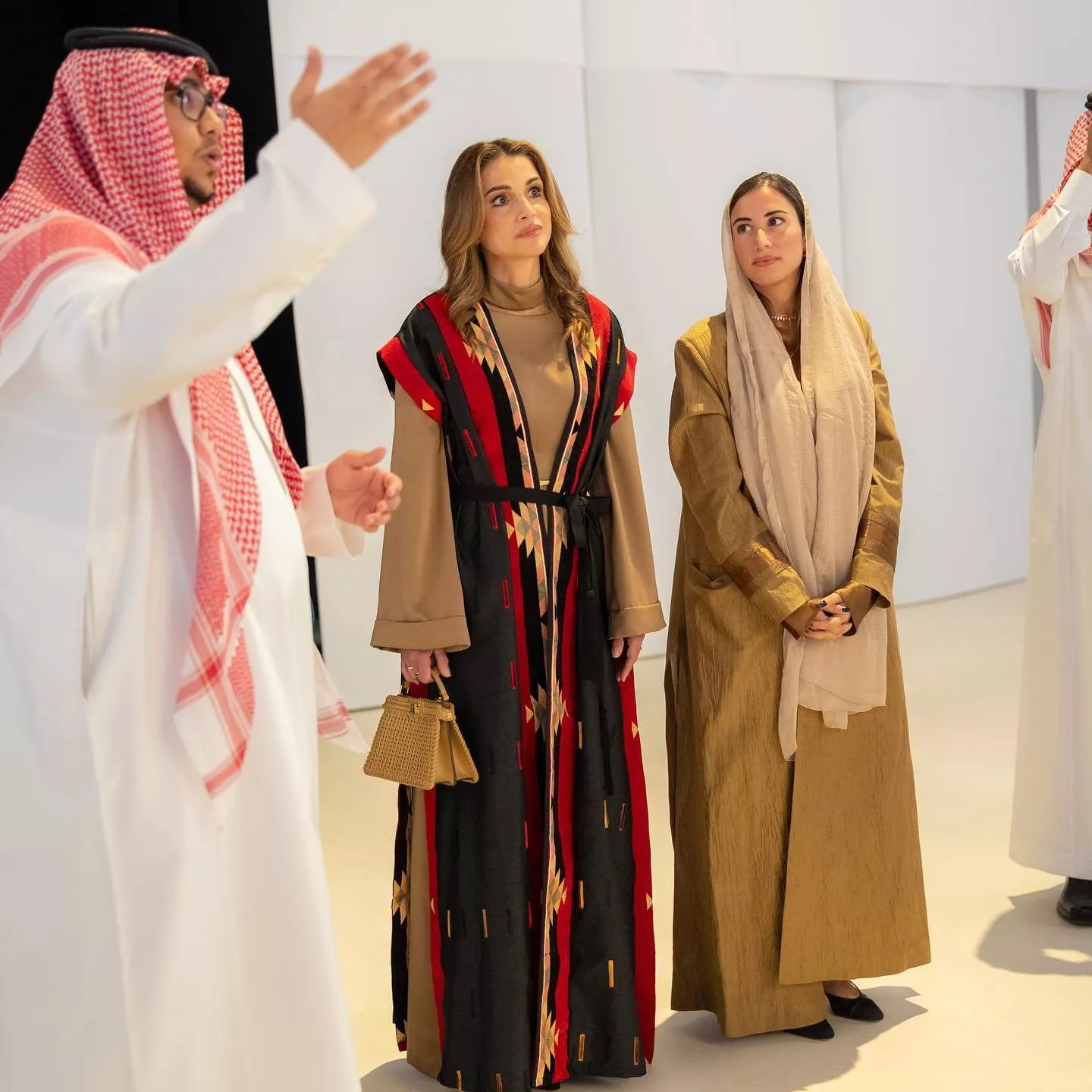 الملكة رانيا في جدة: طلة ملفتة كالعادة، وبلمسة شرقية