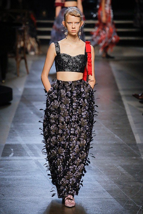 عرض أزياء Erdem لربيع 2018، خلال أسبوع الموضة في لندن