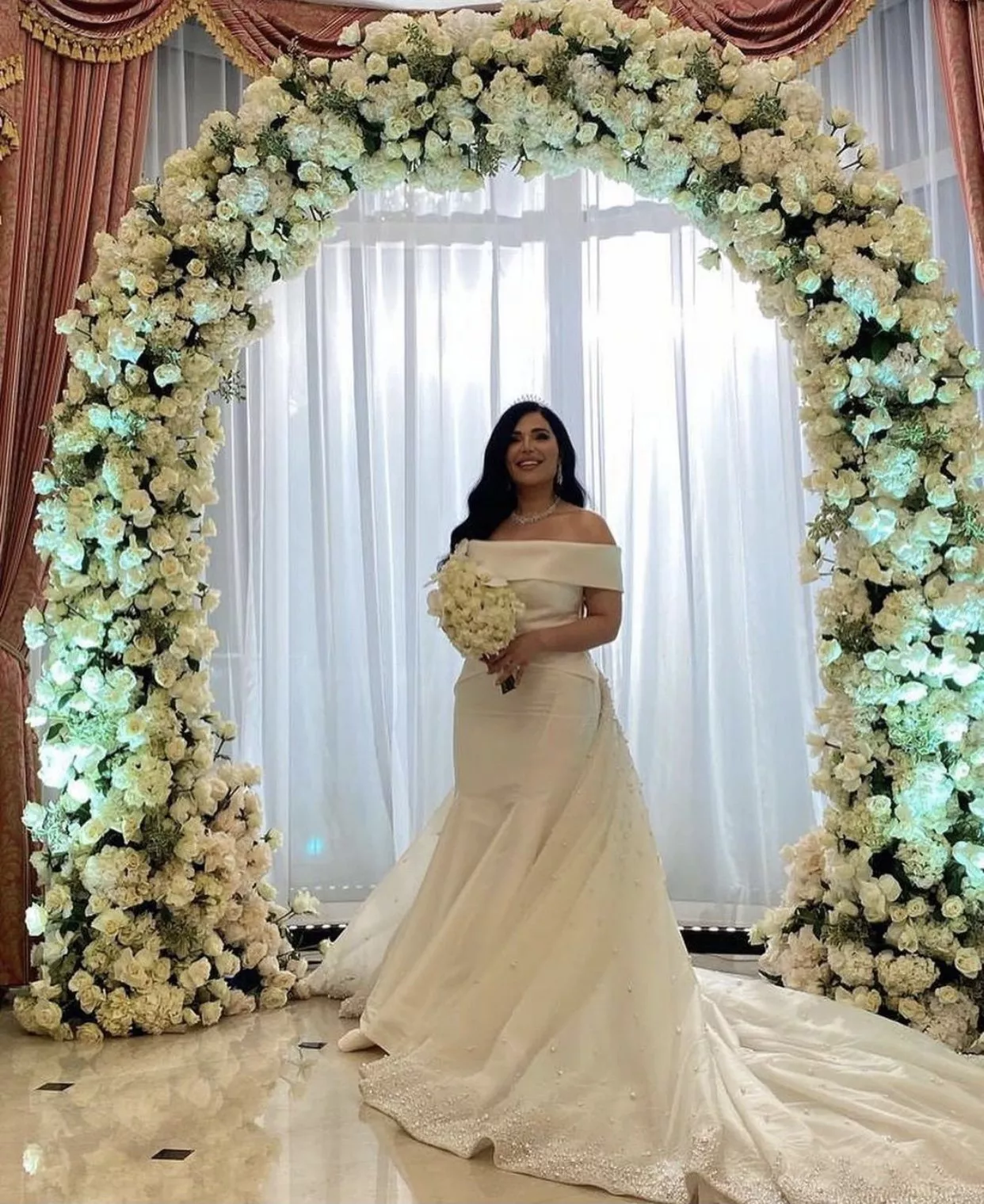 منى قطان تحتفل بزفافها في دبي بتاريخ مميز للغاية، وتختار فستانين مختلفين!