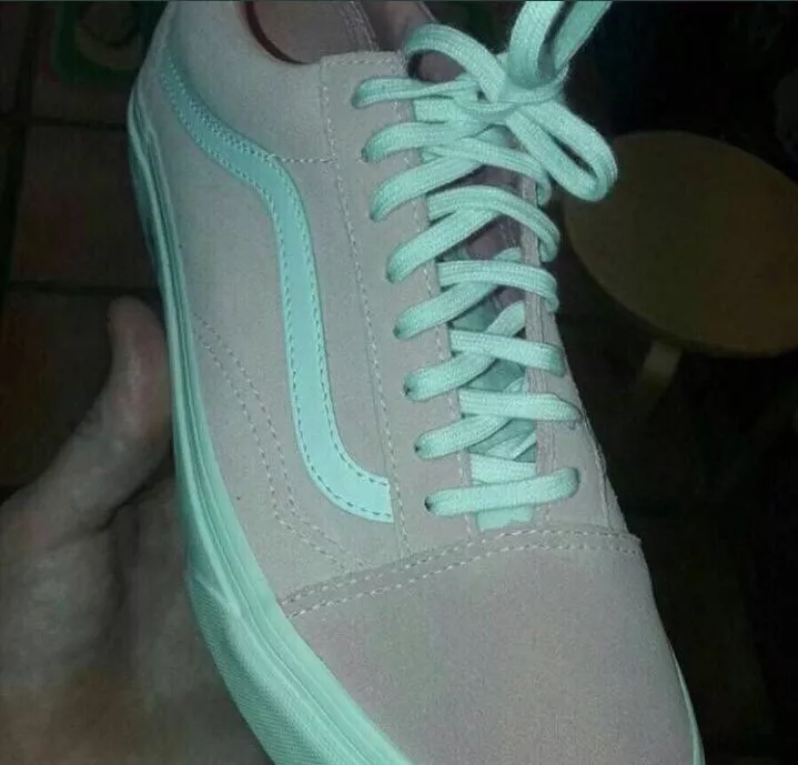 ما هو لون هذا الحذاء الرياضي؟ سؤال أثار بلبلة على السوشيل ميديا والإجابة واحدة