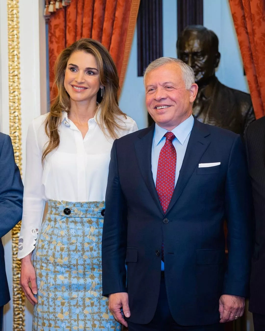 بأناقتها المعهودة، الملكة رانيا تنافس بإطلالاتها جيل بايدن