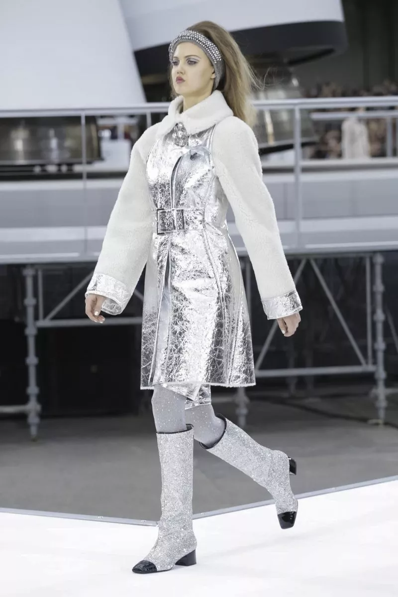 عرض Chanel لخريف 2017 خلال أسبوع الموضة الباريسيّ: رحلة إلى الفضاء