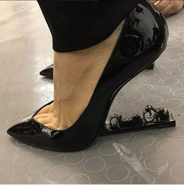 أحذية الستيلتو من دون كعب تشقّ طريقها إلى موضة خريف 2017