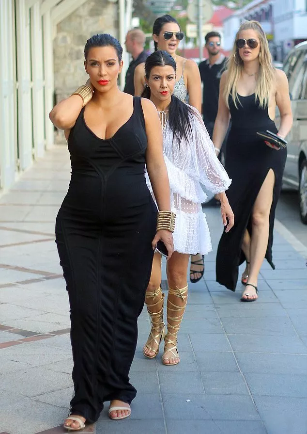 عائلة Kardashian/Jenner بأسلوب بوهيميّ في St. Barths