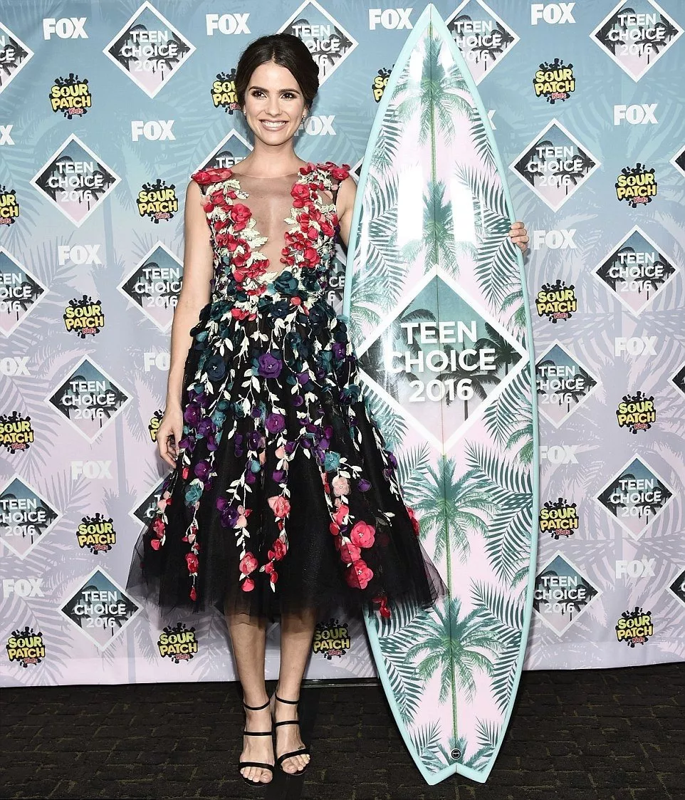 إطلالات النجمات في حفل توزيع جوائز Teen Choice Awards 2016