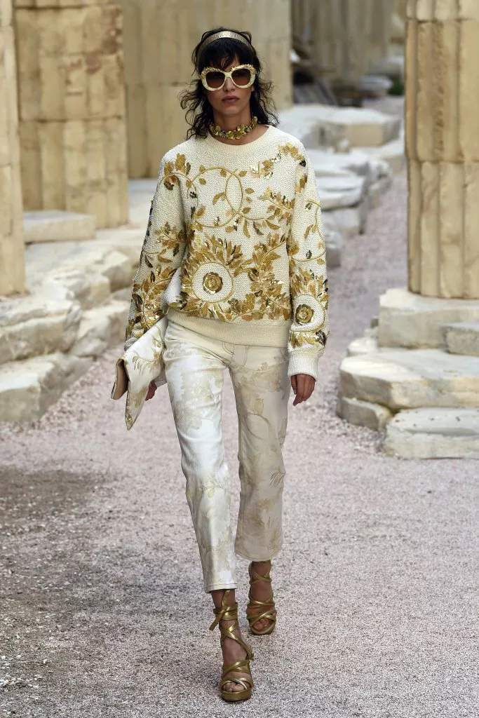Karl Lagerfeld يحوّل باريس إلى عمارة يونانيّة ليقدّم مجموعة Chanel التحضيريّة لربيع 2018