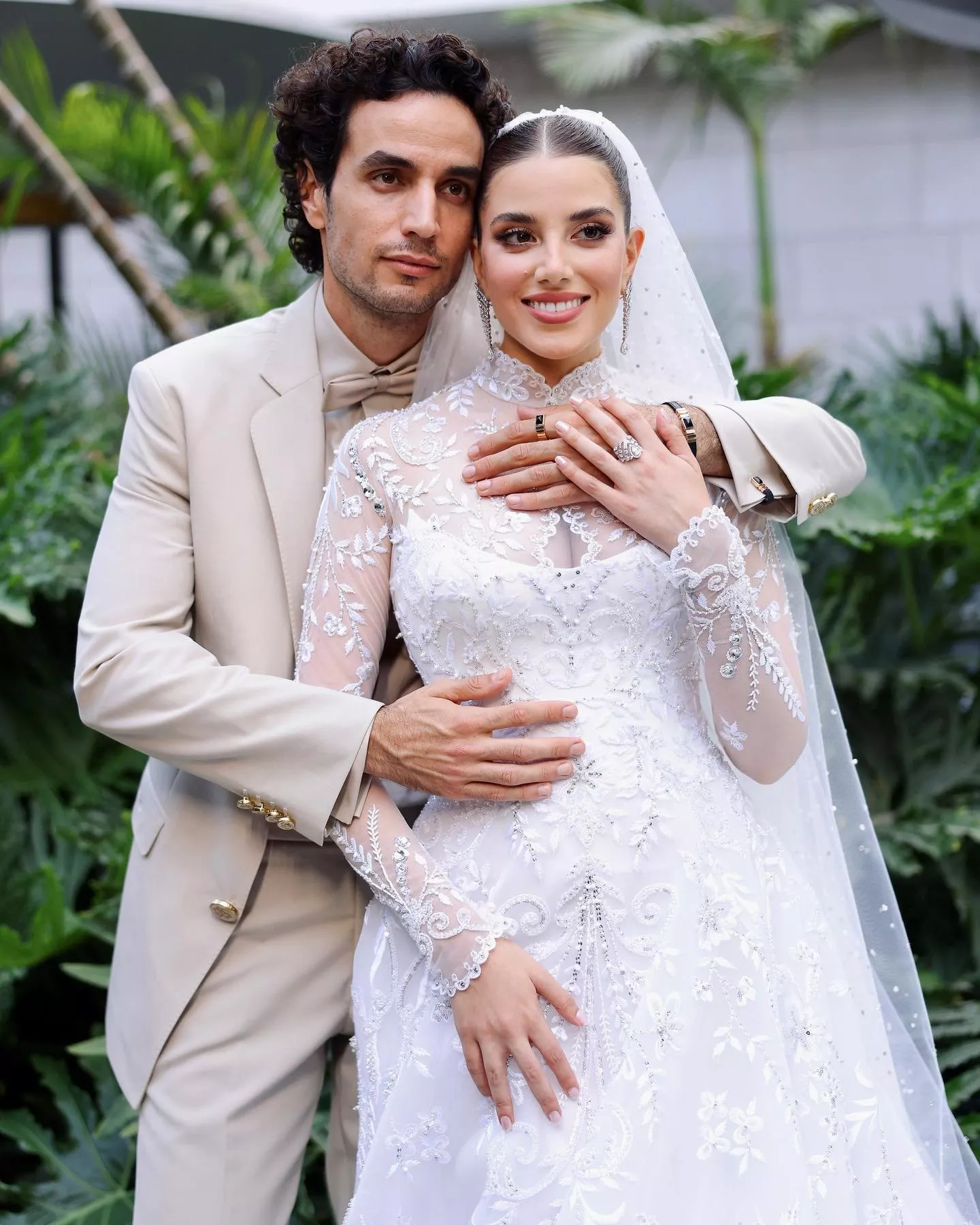 نصف قمر، لانهاية، عصافير حب ... هذه هي قصّة فستان زفاف سينتيا صاموئيل من توقيع دار Georges Hobeika
