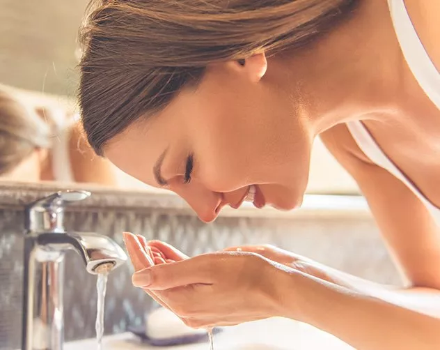 دليلكِ الكامل لغسل بشرتكِ الدهنيّة بطريقة مثاليّة وللتخلّص من عيوبها