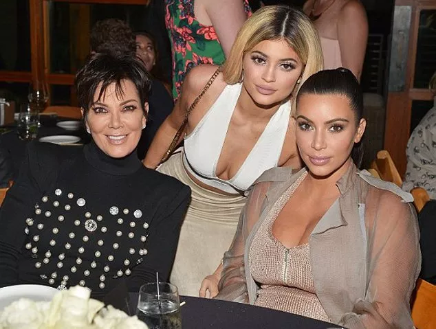 عائلة Kardashian في إطلالة متناغمة جداً