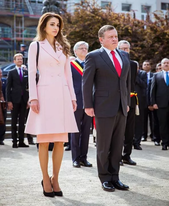 إطلالات الملكة رانيا تفيض أنوثة ورقيّاً في بلجيكا