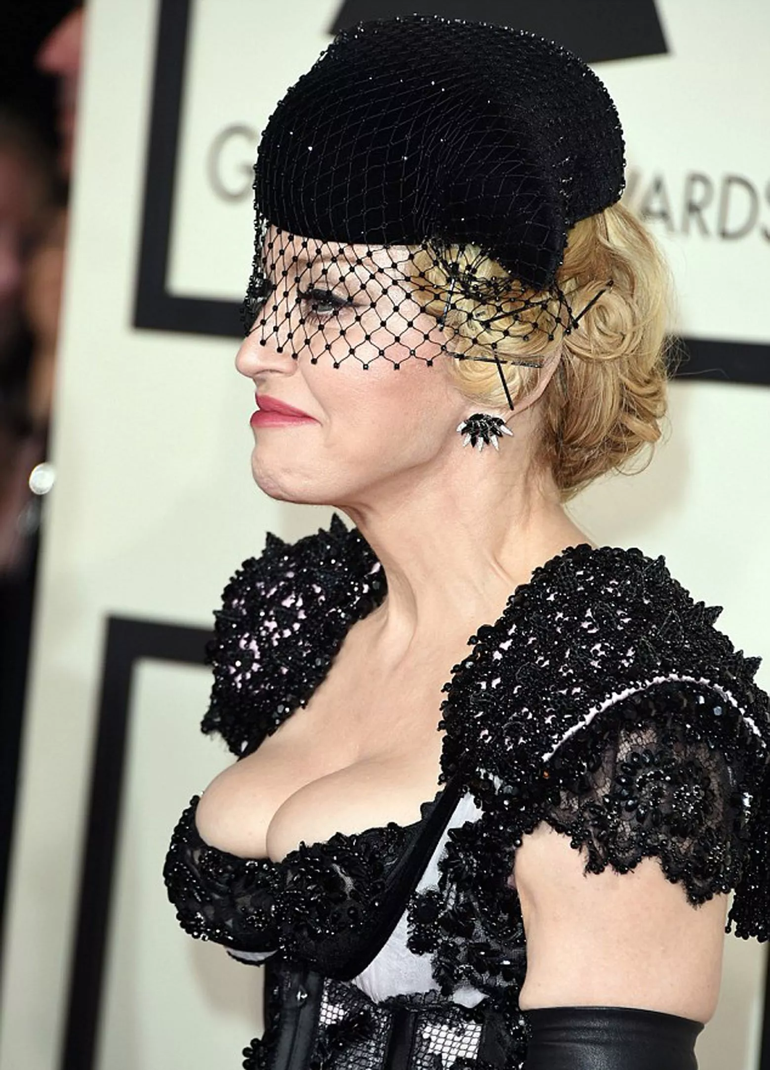 Madonna في إطلالة استعراضيّة في حفل Grammy Awards 2015