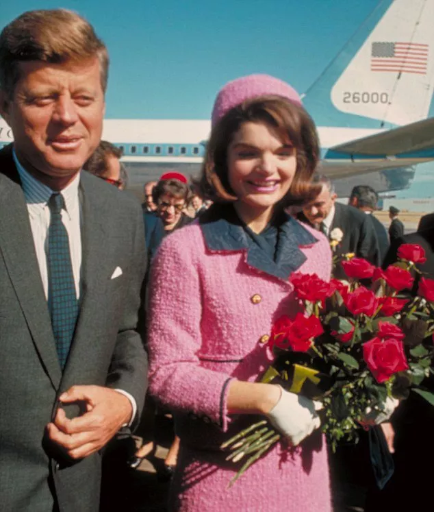 ماذا ارتدت Jackie Kennedy عند اغتيال زوجها؟