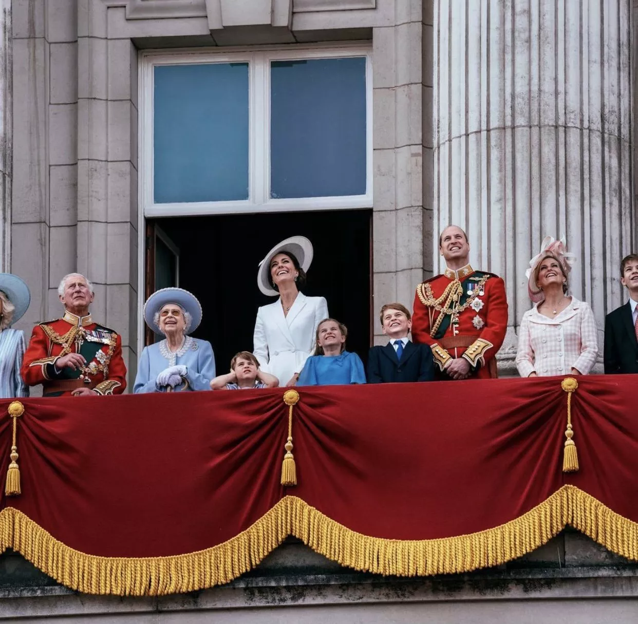 احتفالات اليوبيل البلاتيني للملكة اليزابيت انطلقت في بريطانيا... وهكذا أطلّت من شرفة باكنغهام