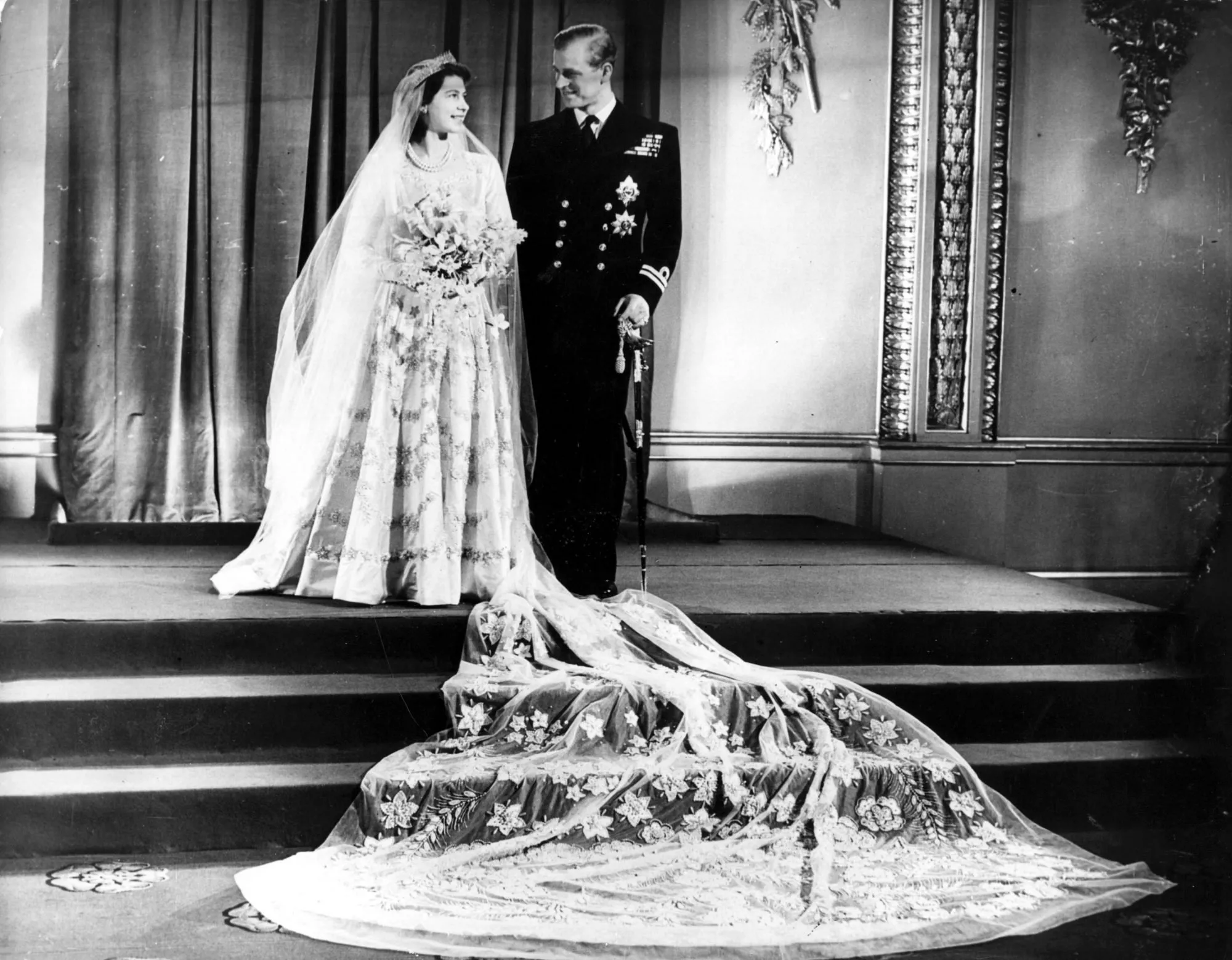 9 حقائق مدهشة عن فستان زفاف الملكة اليزابيث... هل فعلاً القماش من سوريا؟