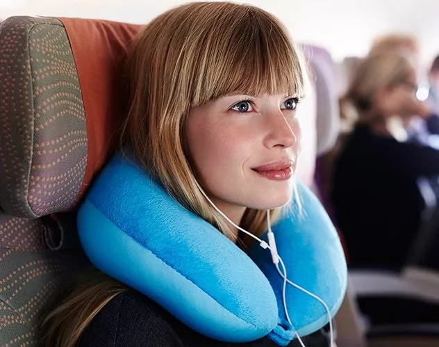7 أمور تؤمّن لكِ الراحة على الطائرة خلال رحلة طويلة