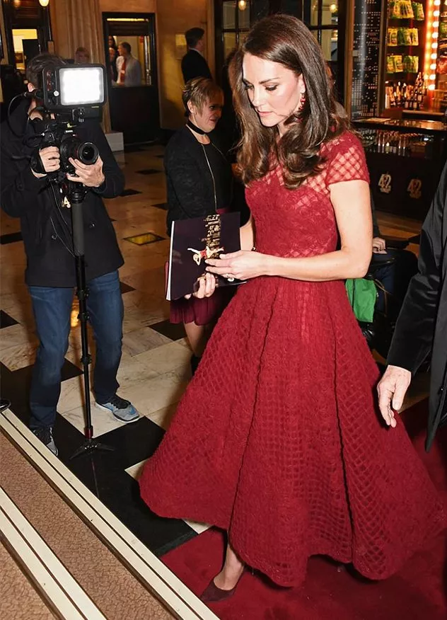 اللون الأحمر يزيّن لوك Kate Middleton بالكامل في إطلالةٍ أميريّة بامتياز