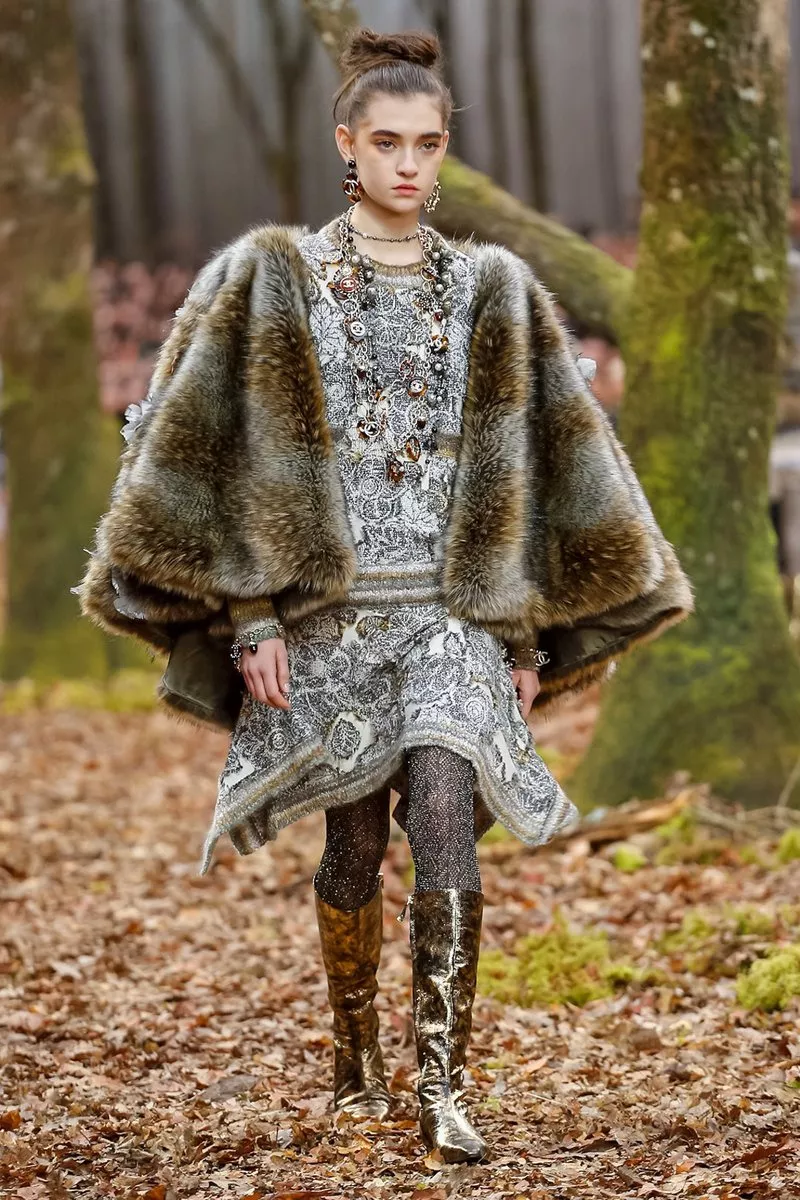 عرض أزياء Chanel لخريف 2018: غابة برّية من نسج Karl Lagerfeld