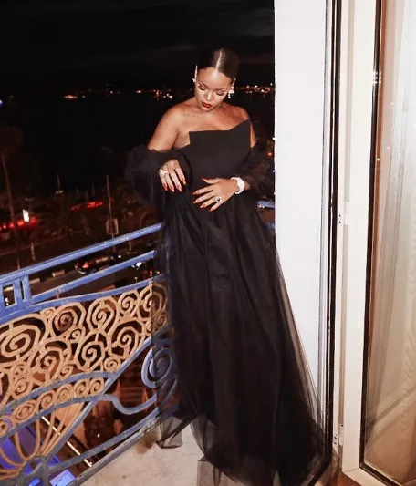 Rihanna تشعّ بريقاً خلال حفل إطلاق مجموعة مجوهراتها الخاصّة مع دار Chopard في كان