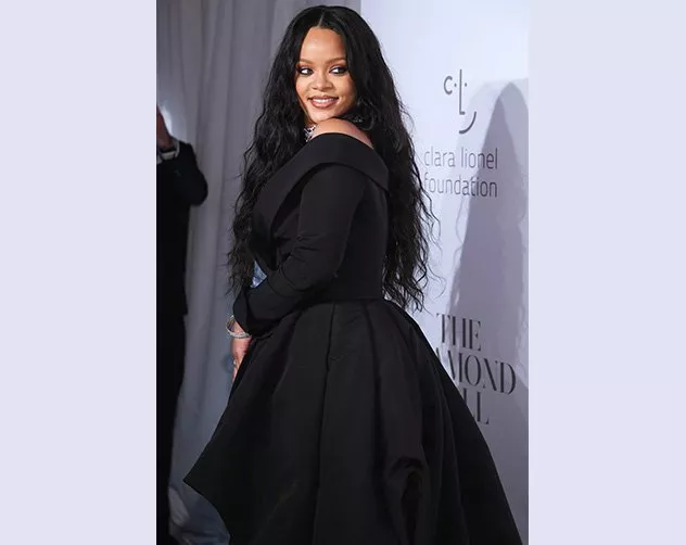 Rihanna في لوك أسود أنثويّ دراماتيكيّ خلال حفل الـDiamond Ball
