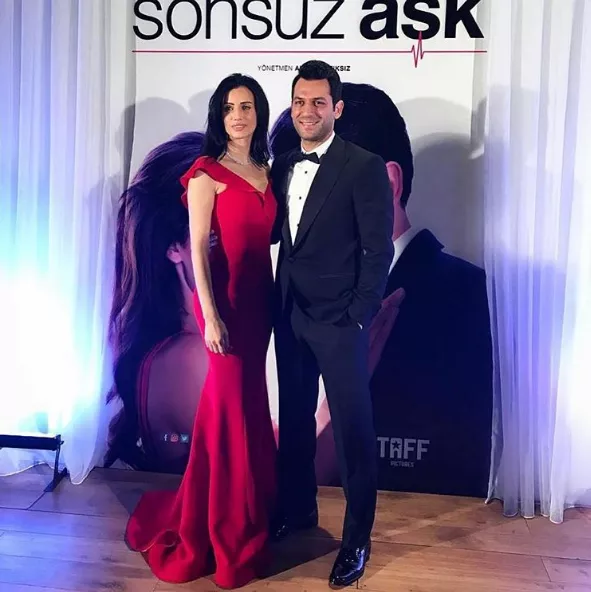 إطلالات كلّ من Iman Elbani وFahriye Evcen خلال العرض الأوّل لفيلم Sonsuz Ask