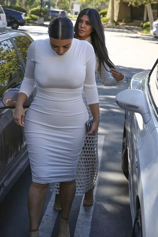 الأخوات Kardashian في 3 إطلالات عصريّة باللون الأبيض