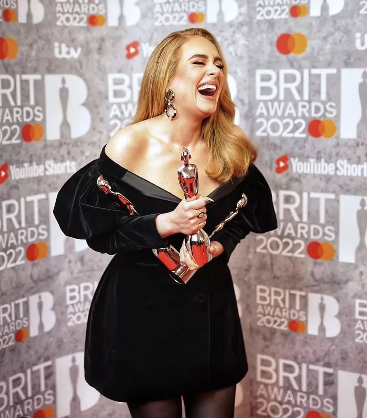 أديل تطل بلوك مُبهر في حفل Brit Awards في لندن وتفوز بـ3 جوائز موسيقية كبرى!