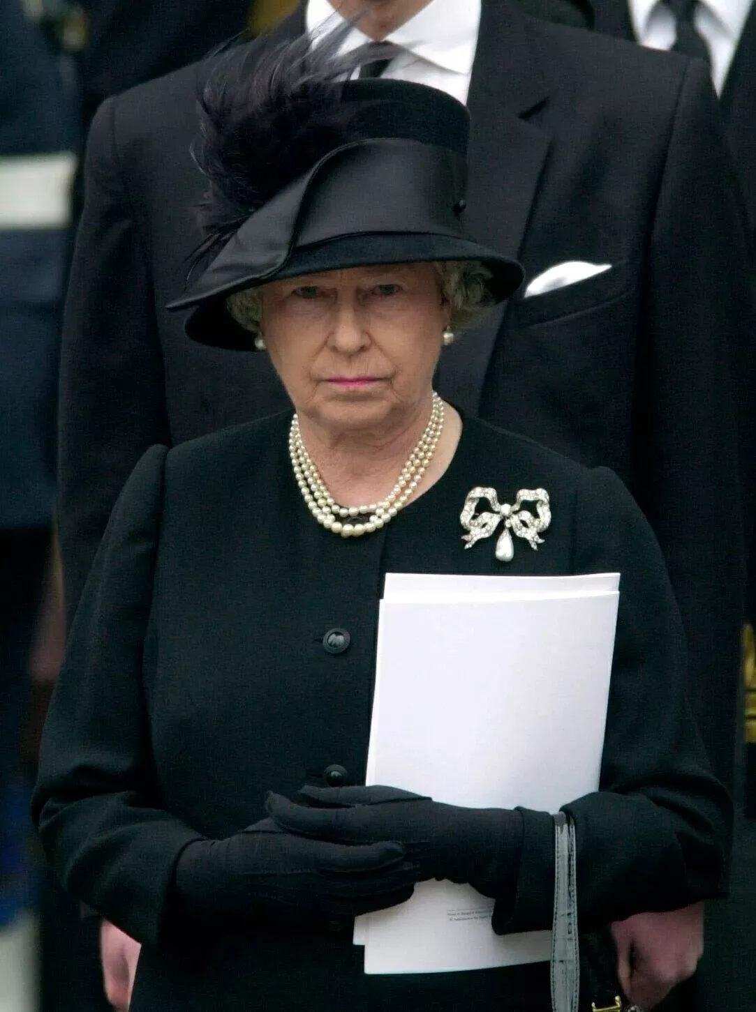 لماذا ترتدي نساء العائلة الملكية البريطانية اللؤلؤ في أوقات الحداد؟