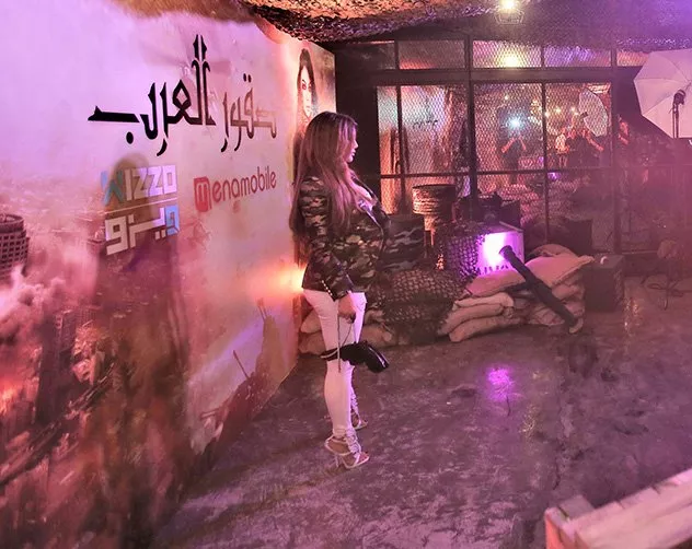 هيفاء وهبي في حفل إطلاق لعبة صقور العرب في دبي... إطلالة عسكرية فاشلة!