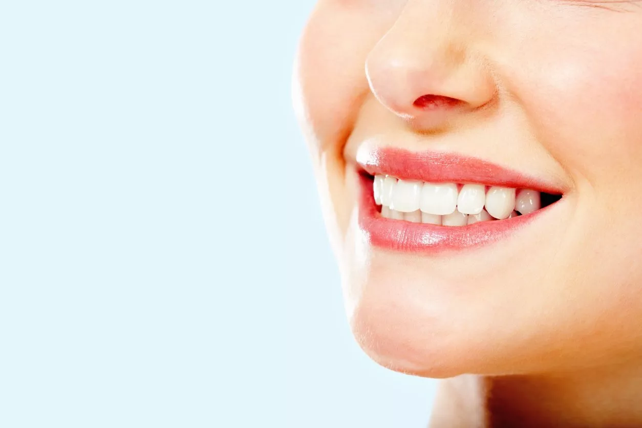 دليل كامل حول تقنية لومينير الاسنان لابتسامة مثالية