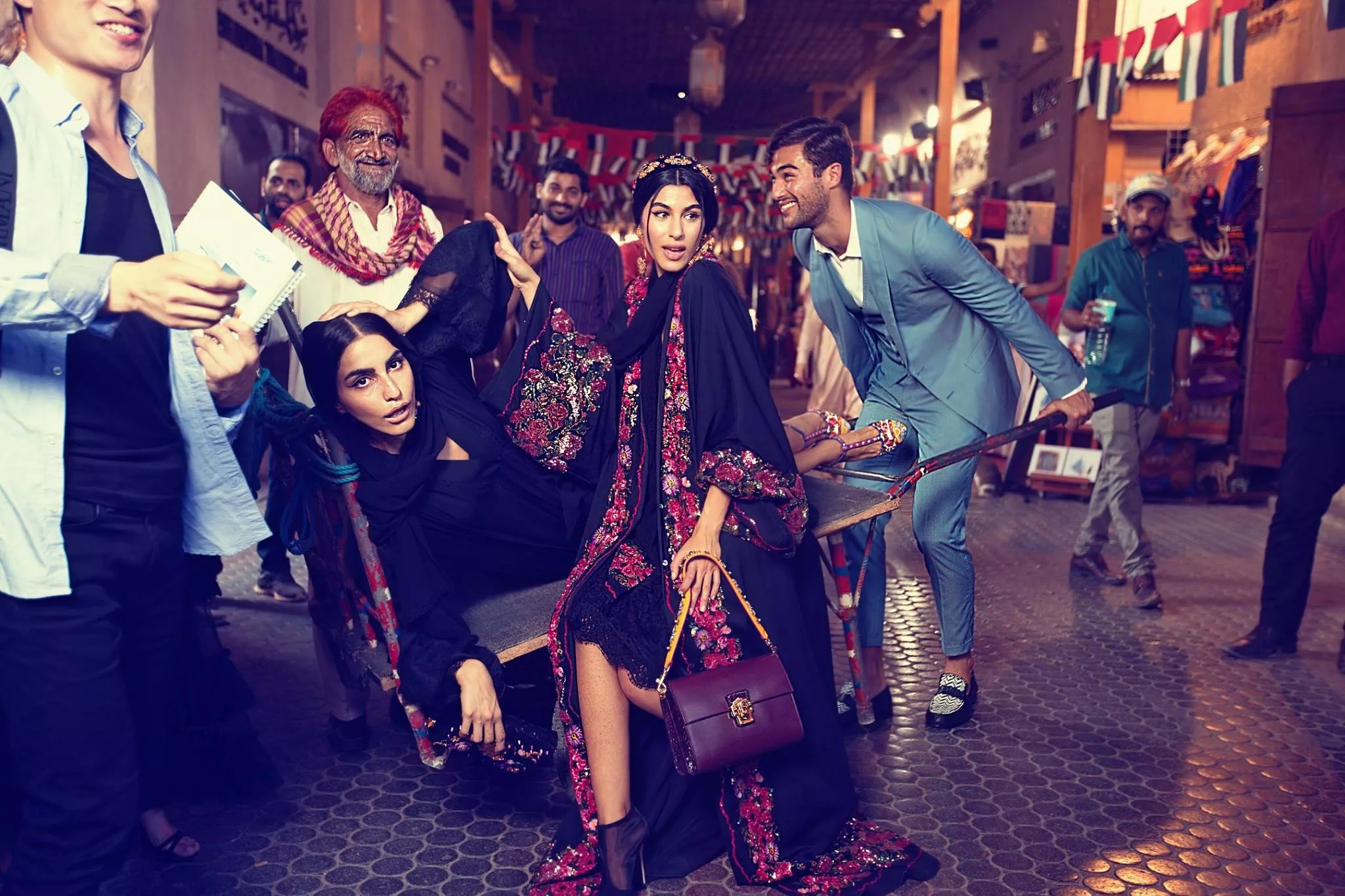 Dolce & Gabbana تطلق مجموعتها الثانية من العبايا وأوشحة الرأس وتصوّر الإعلان في دبي