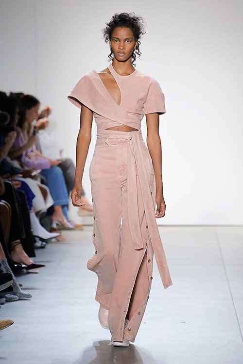 عرض أزياء Jonathan Simkhai لربيع 2018، خلال أسبوع الموضة في نيويورك