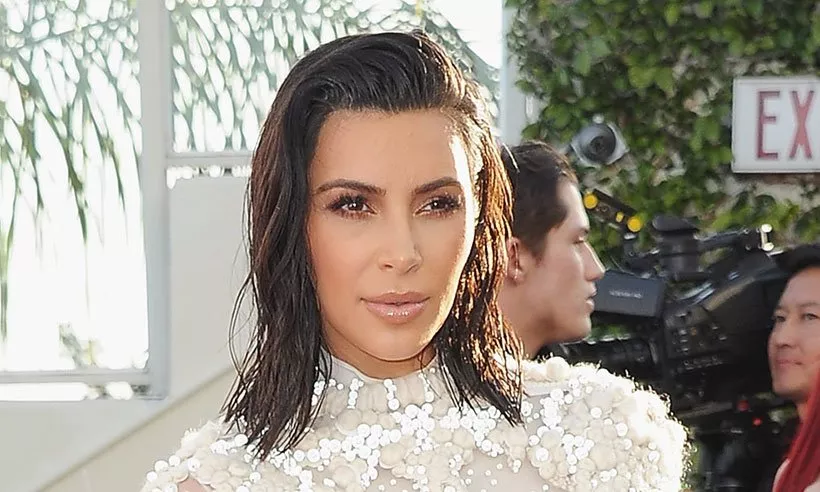 Kim Kardashian بالأبيض: الشفافيّة عنواناً لإطلالتها الجريئة والجذّابة