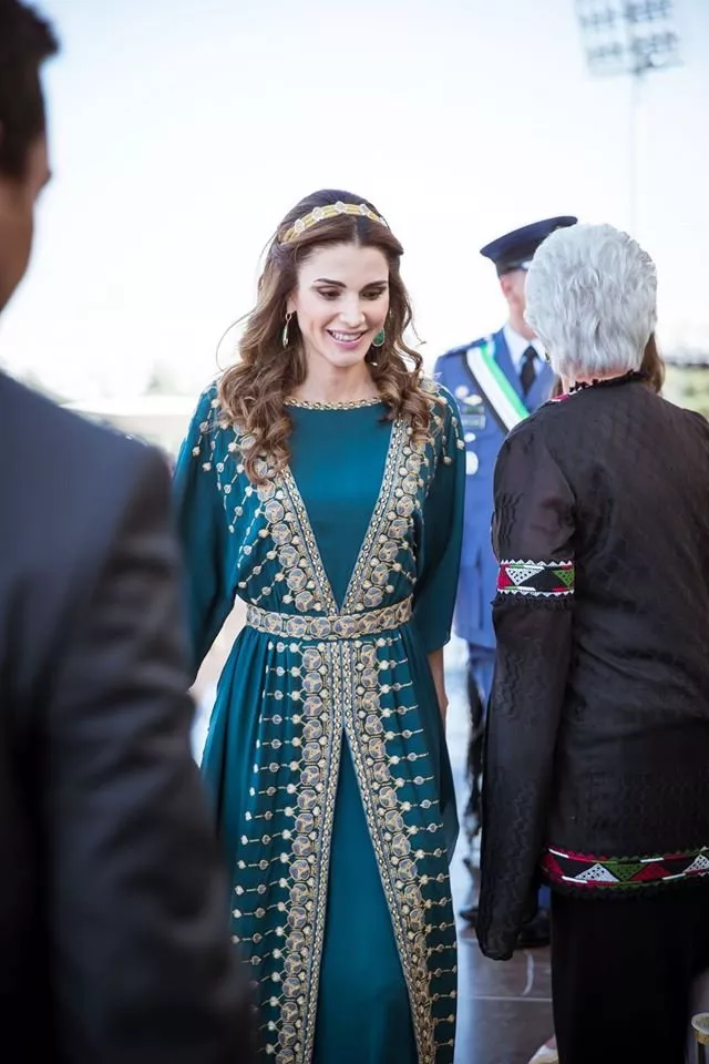 الملكة رانيا تمزج ما بين اللمسة الشرقيّة والكلاسيكيّة خلال حفلٍ رسمي
