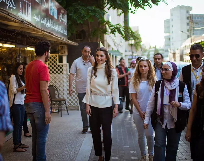 الملكة رانيا أنيقة خلال جولة مع ابنتها