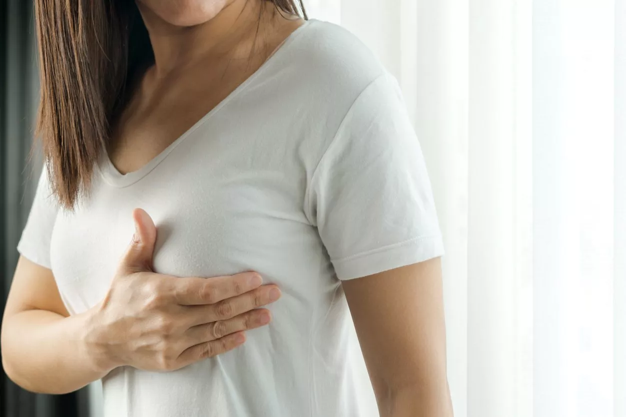 ما هي أسباب وأعراض تحجر الثدي؟