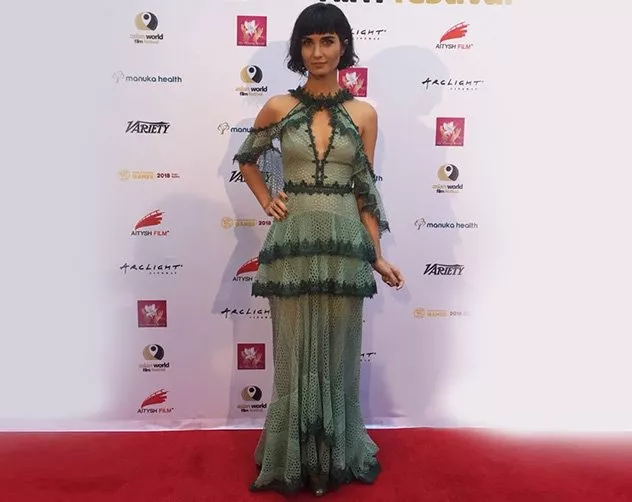 إطلالة توبا بويوكستون في مهرجان آسيا الدولي للأفلام 2017 كانت لتكون ناجحة لولا شكل الفستان من الأسفل