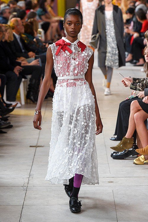 عرض أزياء Miu Miu لربيع 2018، خلال أسبوع الموضة في باريس